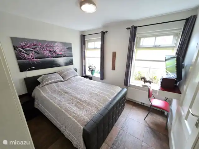 De ouderslaapkamer met zeer comfortabel bed en TV enz.